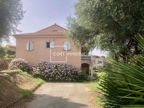 In PROPRIANO, a summer resort located between the two international airports of South Corsica, the COTI IMMOBILIER agency is pleased to offer for sale this pretty semi-detached house with views of the Gulf of Valinco. Built on two levels, the top of ...