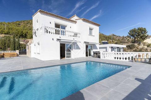 Nestled in one of the most prestigious residential area of Calpe, this exclusive villa of 245 sqm offers the epitome of luxury living. Boasting proximity to both the beach and the city centre with all its amenities, this property enjoys an enviable l...