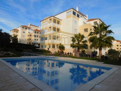 Appartement de 3 chambres à Praia da Rocha avec piscine Profitez d'un style de vie en bord de mer dans ce spacieux appartement de 3 chambres à Praia da Rocha, Portimão. À l'intérieur: 3 chambres dont une en suite, offrant intimité et confort à chacun...