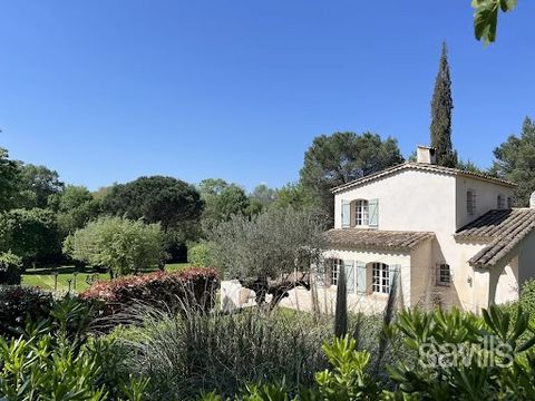 Charming property in the heart of the Gulf of Saint-Tropez. This lovingly maintained villa offers: On the ground floor, an entrance hall with guest toilet, a living room with dining area, a fully equipped kitchen and a bedroom with shower room. Upsta...