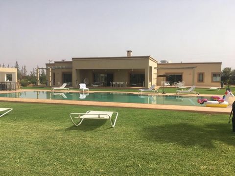 Magnificent Contemporary Villa Titré, with a beautiful orientation and views of the Mountain; Only 25 km from the city center of Marrakech and only 20 minutes from golf courses, this villa has an interior design made with great taste in decoration. I...