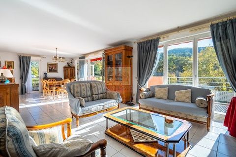 Exclusivity - Le Tholonet: Beautiful type 5 apartment with a surface area of 142m2 located on the 1st and last floor of a small, quiet condominium. Very bright, with beautiful volumes, it benefits from a clear view of the Montaiguet hill and is made ...