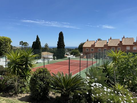 Located in Nueva Andalucía. Altos De Aloha is located in the heart of the golf course. This gated and quiet urbanisation with numerous gardens and stunning views of La Concha is ideal for golfers or families. There are 2 swimming pools, a tennis cour...