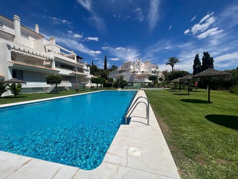 Penthouse, Río Real, Costa del Sol. 3 Bedrooms, 2 Bathrooms, Built 139 m². Setting : Frontline Golf, Urbanisation. Orientation : South. Condition : Good. Pool : Communal. Climate Control : Air Conditioning. Features : Lift, Fitted Wardrobes, Private ...
