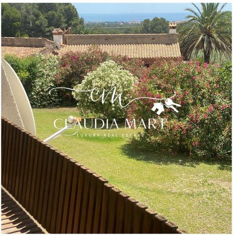 This charming semi-detached villa, located in a quiet and family-friendly community, offers you everything you need for a life full of comfort and serenity. With a generous area of 200m², this property has four spacious double bedrooms, two of them w...