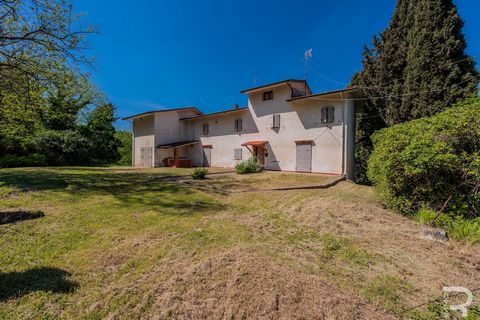 This is a rustico house dating back to 1981. This special gem is a place for lovers of peace and idyll, as it is situated in a wonderfully quiet, secluded location surrounded by greenery. Despite its age, the structure of the house is well preserved ...