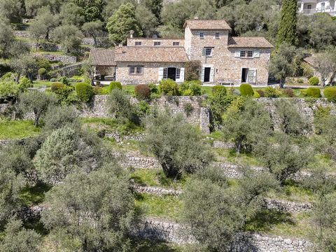 Magnificent 280 m2 stone house with panoramic sea views. This beautiful house built in the 18th century is quietly located not far from the village center. It benefits from a large 6000 m2 plot with swimming pool and petanque court, as well as a larg...