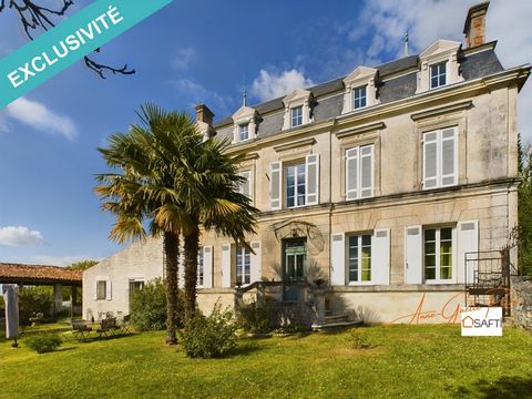 Authentic mansion and adjoining Charentais house of charm, just 45 minutes from the beaches of the Atlantic and 15 minutes from the highway, in an intimate setting. This property offers exceptional services on a plot of about 7500 m² with swimming po...