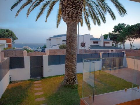 Luxury villa with 299.32m2 on a plot of 693.30m2, located in a residential area in Parede with sea visit, mountain views and excellent sun exposure with south, west and north orientation. It has a garden in front of the house and another at the back,...
