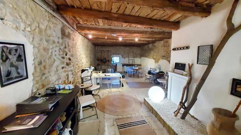 This delightful townhouse, nestled on the ramparts of the village of Gabian, steeped in over 1000 years of history, offers breathtaking views of the river and surrounding countryside. With a living area of 125 m², this property also includes a 50 m² ...