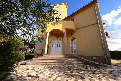 Location: Istarska županija, Fažana, Valbandon. ISTRIA, VALBANDON (FAŽANA) Apartment house with 5 residential units! EXCLUSIVE! Only here we offer you a quality apartment house with several residential units on a plot of land of 629 m2. The living ar...