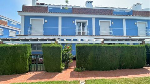 This charming terraced house is located in a well-kept residential complex on the Costa Blanca, just 50 metres from the sea. The location offers you first-class access to the beautiful beaches and the clear blue waters of the region. We enter the hou...