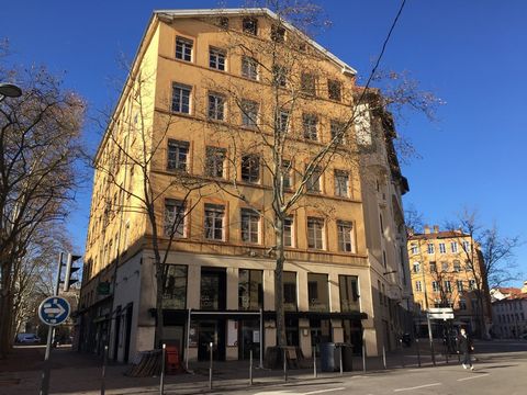 Lyon 4th in the heart of the Croix Rousse, in an old building, Canut apartment under renovation not overlooked of about 59 m2 composed of a large bright living room, an open kitchen, two bedrooms, a bathroom. Charm of the old preserved with parquet f...