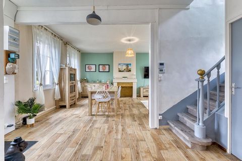 In the heart of Criquetot l'Esneval, shops and schools on foot, beautiful well-maintained building with on the ground floor living room-living room-open kitchen, WC, on the 1st floor 2 bedrooms and bathroom with toilet, on the 2nd floor 3 bedrooms. S...