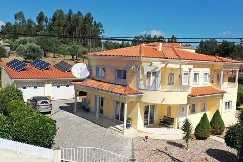 Ontdek het toppunt van modern wonen in deze prachtige villa met 5 slaapkamers te koop in Portugal. Dit familiehuis is gebouwd in 2006 door een gerenommeerde lokale bouwer en biedt de perfecte combinatie van eigentijds comfort en stijlvol design, waar...