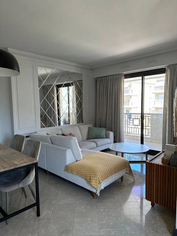 In the prestigious neighborhood of 'La Condamine', discover this spacious 2-room apartment, offering approximately 60 m2 of living space and a total area of around 78 m2. As you step inside, you are greeted by a grand entrance hall, setting the tone ...