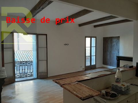 Historical center of Agde - Beautiful volumes for this character apartment type 3 Duplex to renovate of approximately 100 m2, i.e. 62.69 m2 carrez + 35.14 m2 in annexes two spacious bedrooms: 1 on the ground floor and the other on the 1st floor 1 bat...