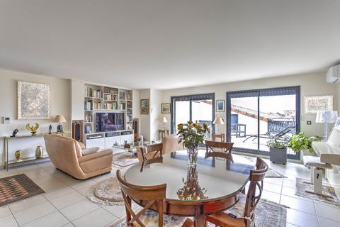 Heart of the City, exceptional T3 apartment with life annuity occupies. Treat yourself to a haven of peace in the city center of Albi, a UNESCO world heritage site, with this exceptional apartment on the top floor of 97m² with its two terraces and ga...