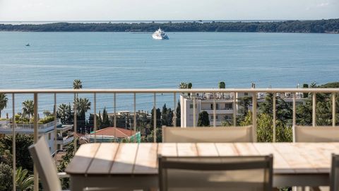 In the sought-after district of La Californie, superb 100 m2 apartment with very nice appointments. A double living room with US kitchen opening onto a 15 m2 terrace and a magnificent panoramic sea view. A very beautiful en-suite bedroom with its dre...