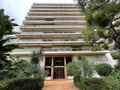 Furnished 2-room apartment ideally located near Larvotto beach and Monaco city center. It offers great convenience of access, as it has two different entrances from two different streets. One entrance is on Boulevard d'Italie and the other on Bouleva...