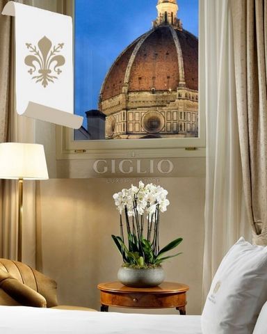 Ref. 662AB Im Herzen von Florenz, in einem der luxuriösesten historischen Gebäude der Stadt, befindet sich diese prestigeträchtige Wohnung nur wenige Schritte vom Domplatz und der Piazza della Repubblica entfernt. Die Luxuswohnung mit einer Fläche vo...