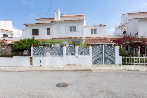 House located in Porches - Lagoa, in excellent condition and with very generous areas. Property located in urbanization of reference only villas, with ease of parking and very easy access, the villa is with privileged sun exposure (east and west), an...
