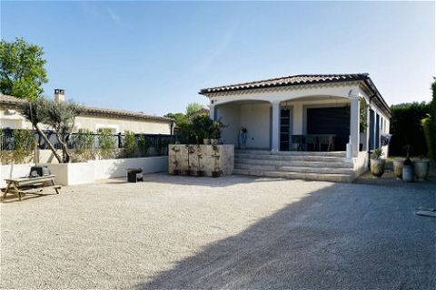 Magnificent, very neat villa, built in 2022, of approximately 104m2 of living space offering a bright living room opening onto a travertine terrace, a fully equipped quality kitchen with its central island, a master suite and a spacious bedroom (whic...
