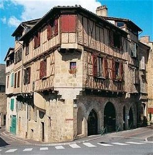 Atypical apartment of character renovated in one of the oldest medieval houses in Figeac. This apartment in triplex configuration offers 220 m² of living space (including 4 bedrooms). - On the ground floor, an independent apartment but communicating ...