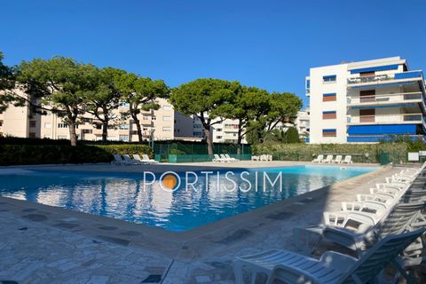 CAGNES SUR MER: In a luxury gated residence with swimming pool, very beautiful 3-room apartment on the top floor, beautiful fittings in perfect condition, beautiful living room, equipped kitchen, 2 beautiful bedrooms, walk-in shower room