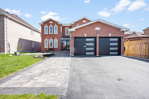 Your Search Stops Here! $$$'s Spent On Quality Renos Throughout. Approx 4000 Sq.ft Of Living Space. This Upgraded Home Features A Large Formal Living & Dining Rooms, Tastefully Renovated Kitchen W/Quartz Counters, Stunning Centre Island With Ample St...