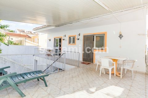 Villa with garage consisting of two floors with 121 sqm, located in the typical village of Alte. On the first floor we find three bedrooms, one of which with a generous area facing south and enjoying a magnificent view of the mountains. On the same f...