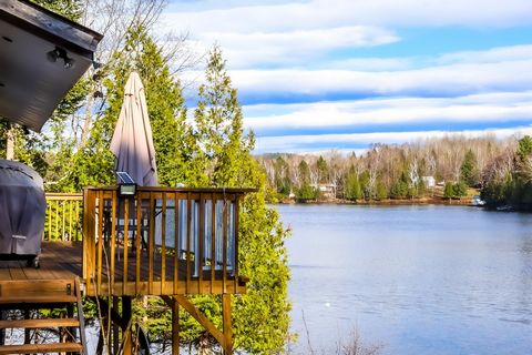 Waterfront 3-season cottage, Airbnb/short-term rental permitted! Come see this quaint cottage sitting on 1.1 acres of pristine land and 255 ft of waterfront sitting on the edge of Petit lac des Cèdres! Come witness the crystal clear water and privacy...