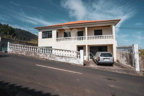 Detached House 4 Bedrooms, with land and garage, for sale in Porto da Cruz, Machico - Madeira This villa is developed on 2 floors, with balcony. It has 4 bedrooms, 3 bathrooms, garage for 2 cars and a total floor area of 130.00 m². It has good areas,...