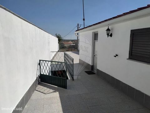 2 bedroom villa, located in Pera Velha, at the gates of Moimenta da Beira, rebuilt, without the need for housing works. On the ground floor there are large leisure spaces, w/c service, storage and garage. On the first floor there is a terrace, kitche...