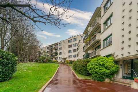 92210 Saint Cloud, Patrice REY, Efficity, the agency that estimates your property online, offers this: A 4-room apartment of 81 m2, located on the 1st floor in a high-end and secure, friendly, and green residence. It consists of a south-facing living...
