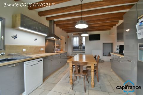 À seulement 10 minutes dAuxerre, dans le charmant village de Montigny-la-Resle, venez découvrir cette splendide maison rénovée, nichée sur un vaste terrain de 3865m². Au rez-de-chaussée, vous serez accueilli par une cuisine aménagée et équipée de 23m...