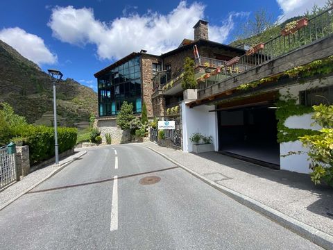 Welcome to paradise at the top of Les Bons, Encamp, Andorra! Can you imagine waking up every morning in a luxurious duplex penthouse, surrounded by majestic mountains and with panoramic views that will take your breath away? This is the dream that aw...