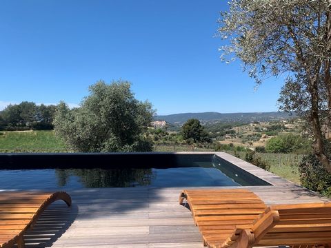 Just 15 minutes from the seafront, the beaches of Les Lecques and Bandol, and 2 minutes from all amenities, offering magnificent panoramic views over the Provencal countryside, vineyards and a glimpse of the sea, splendid family home. Sunset guarante...