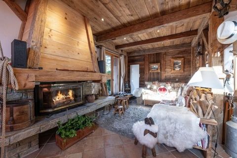 Come and discover this charming chalet of about 195 sqm in the heart of Les Praz de Chamonix, with its exceptional location and breathtaking views of the Mont Blanc range. Spread over 3 levels, you'll find a luminous living room with open-plan fitted...