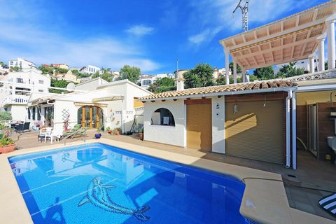 Single storey villa of 188 m2 built located in Adsubia on a plot of 599m2. This beautiful south-facing property with a beautiful view of the mountains enjoys perfect sunshine all year round. The villa consists of a glazed naya, a living room with fir...