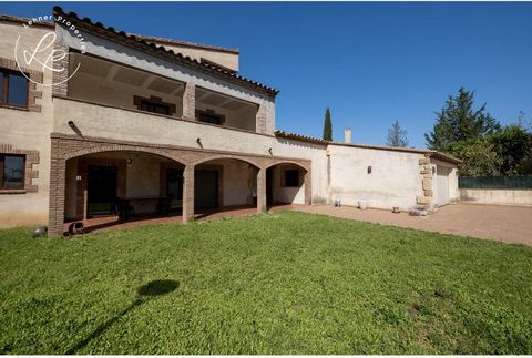 Welcome to this exceptional property located in the quiet town of Ordis. Carefully restored in 2001 by its owners, who transformed old stables and a hayloft into a dream home. On the ground floor, a wide entrance welcomes you, accompanied by a conven...