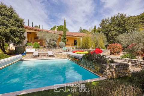 Nestled in a sought-after area of Les Arcs-sur-Argens, this elegant fully air-conditioned single-storey house, with its 190 m2 of living space, offers a comfortable living environment not overlooked, and ideal for families or lovers of tranquility. A...