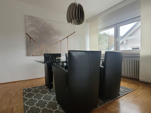 Das im Januar 2023 renovierte Apartment liegt nur 150 Meter entfernt von der Fußgängerzone im Herzen Vallendars. Die ruhig gelegene 90 qm Wohnung befindet sich im Obergeschoss eines 6 Parteien Hauses. Das offen gestaltete Apartment verfügt über ein g...