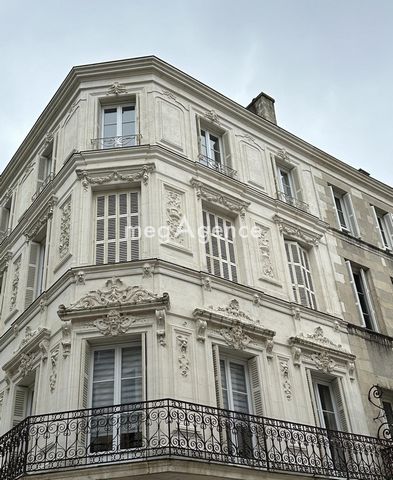 A few steps from the Town Hall, beautiful 53 m2 apartment in the center of Poitiers in a magnificent 19th century private mansion, bright with a view of the city. Located on the fourth and last floor without elevator, this completely renovated T2 apa...