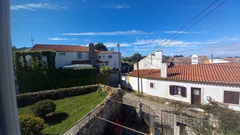 Ulgueira, Colares/Sintra - 2 bedroom villa with sea view, TO REMODEL AND TRANSFORM TO YOUR TASTE! Close to Cabo da Roca, in the emblematic town of Ulgueira, belonging to the parish of Colares, you will find a beautiful house with ancient features ove...