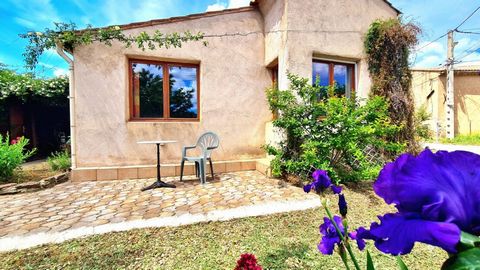 Hamlet with no shops, located at only 5 minutes from Cessenon-sur-Orb (magnificent village with all shops and the river crossing by), 10 minutes from Saint Chinian, 30 minutes from Beziers and 40 minutes from the beach ! Pleasant single storey house ...