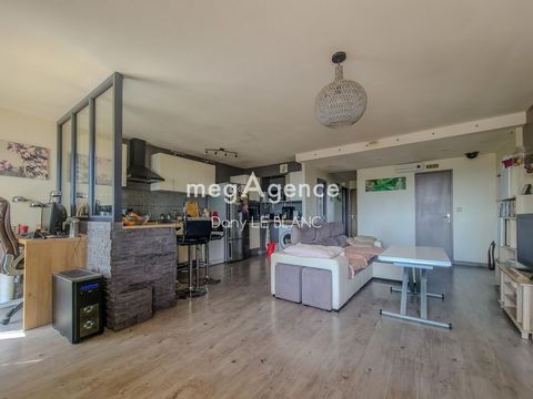 Located in a popular area, discover this pleasant apartment close to the train station, the Coliseum and the city center of Chartres. Let yourself be seduced by its vast living space, where the modern kitchen opens onto a welcoming living room, ideal...