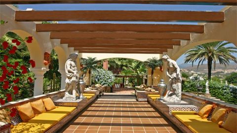 THE TWO HUGE ROMAN STATUES that greet you on arrival set the tone for this surreal and over-glamorous holiday retreat just a few minutes drive from Puerto Banus. With strong Roman and Moorish influences and spectacular, theatrical décor The Royal Rom...