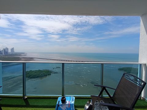 Dit appartement met geluiden van zeefauna te koop is gelegen op een hoge verdieping en biedt een spectaculair uitzicht op zowel de zee als gedeeltelijk uitzicht op de stad. Met een toplocatie biedt elk raam en balkon adembenemende panorama's die de k...