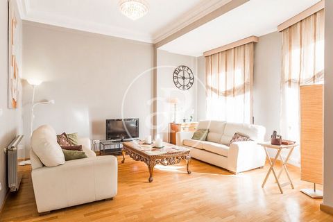 Aproperties presents you with an extraordinary home located in one of the most sought-after streets in Valencia. With a total of 180m², this home offers a cozy hall that leads to an excellent living-dining room with access to a small balcony, ideal f...